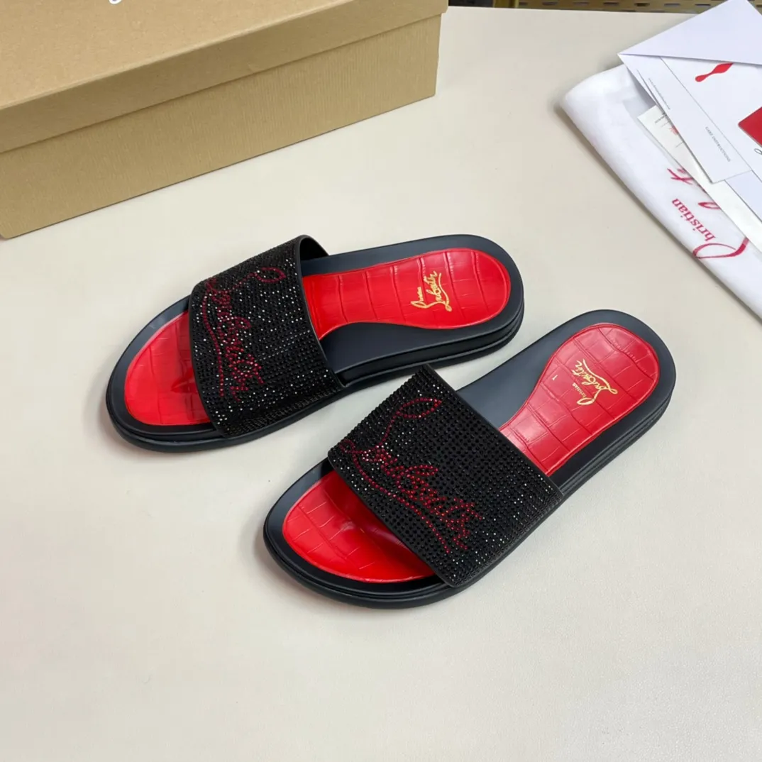 [CL red sole shoes] P: 340💰 size 38-45 Men’s classic slippers, made on the official website 1:1, the original factory specializes in original materials ➖ OEM 3D printed patterns, all hand-made with hot-drilled diamonds ➖ Ultra-light anti-slip outsole. Super fashionable and super comfortable, handsome on the feet, a must-have for men in summer! !